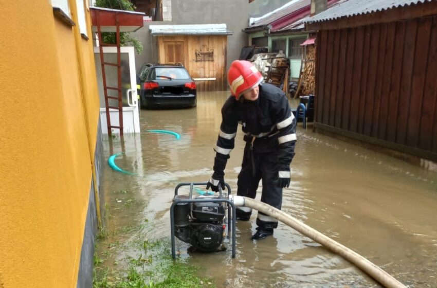  Pompierii intervin la Sângeorz-Băi pentru evacuarea apei din subsolul unui bloc. FOTO