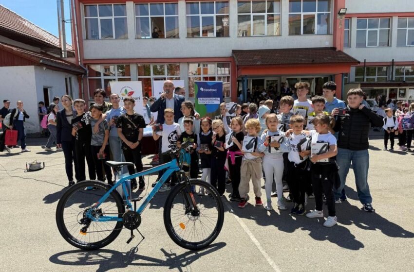  Elevii Școlii Gimnaziale „Avram Iancu” Bistrița – campioni ai reciclării. FOTO