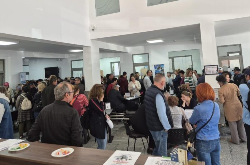  Peste 900 de persoane au participat astăzi la Bursa Locurilor de Muncă de la Bistriţa