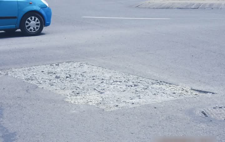  Poliția Locală Bistrița a amendat Aquabis pentru că a spart asfaltul și nu a mai reparat. FOTO
