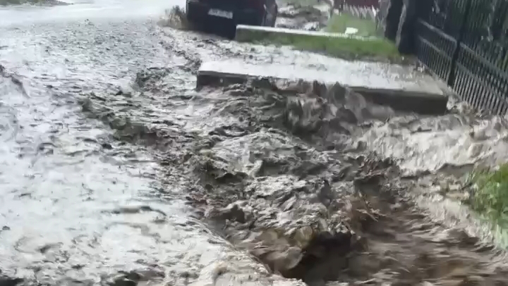  Inundații și gospodării afectate în mai multe localități din Bistrița-Năsăud vineri seara. VIDEO