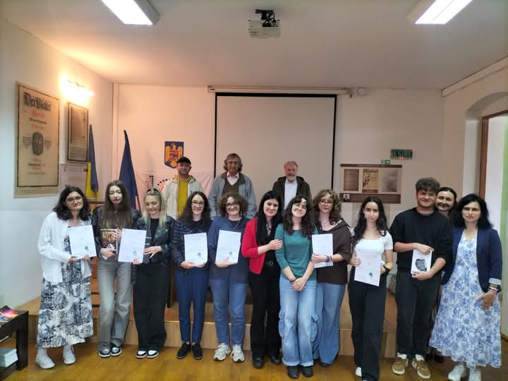  Bianca Grozav și Carla Pop, Premiul „Emma Mihăescu” la Concursul Național de Creație Literară și Artistică „Scrisori de mai”. FOTO