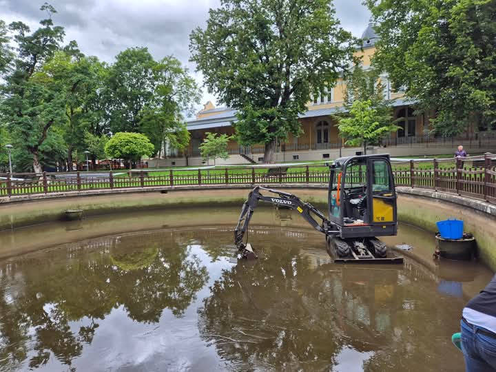  Se golește și se curăță iazul cu pești din Parcul Municipal. FOTO