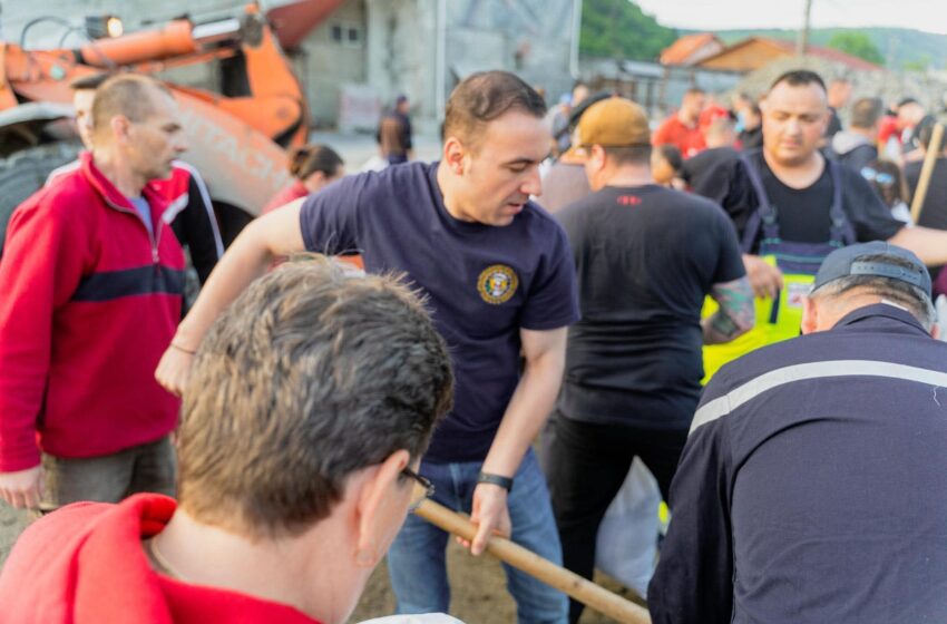  Ministrul Bogdan Ivan în sprijinul sinistraților de la Salina Praid. FOTO