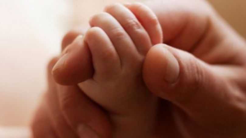  O fetiță de 3 ani a fost opărită cu apă fierbinte la Sângeorz-Băi