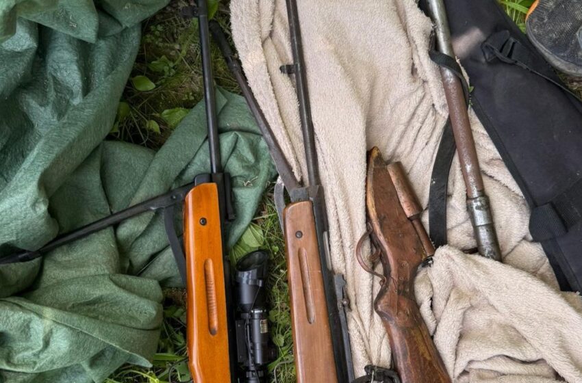  Bărbat din Malin a fost reținut de polițiști la scurt timp după ce și-ar fi amenințat vecinul, având asupra lui un pistol neletal, deținut ilegal