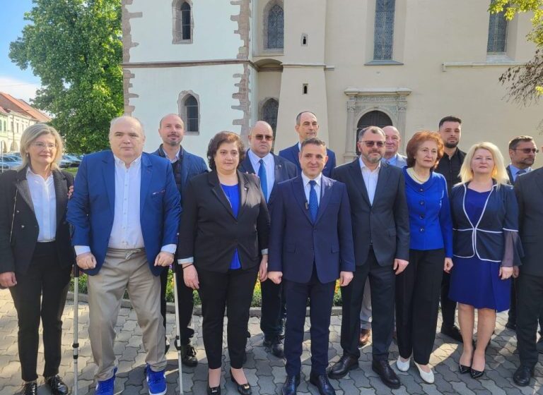  Liberalii din Bistrița continuă ”luptele” interne. În ultima ședință de BPM, din birou au fost excluși majoritatea consilierilor locali dar și o parte din activul de partid. Sorin Hangan și ceilalți liberali excluși consideră deciziile nestatutare