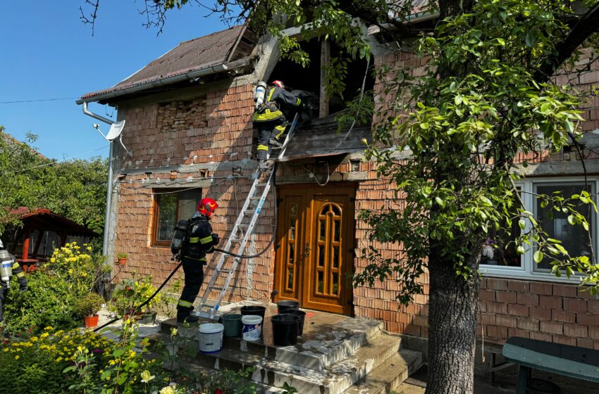  Incendiu la acoperișul unei case de locuit din Cireșoaia. FOTO