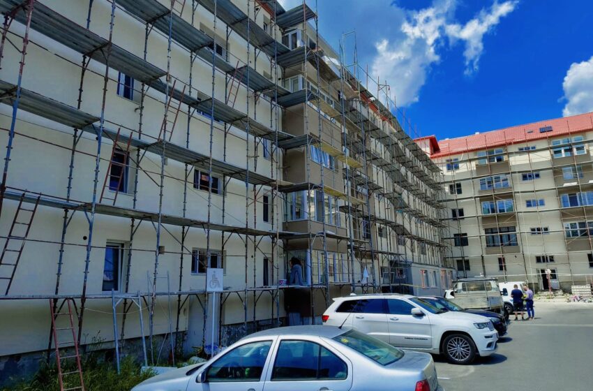  Se schimbă radical imaginea cartierului de blocuri din Năsăud. FOTO