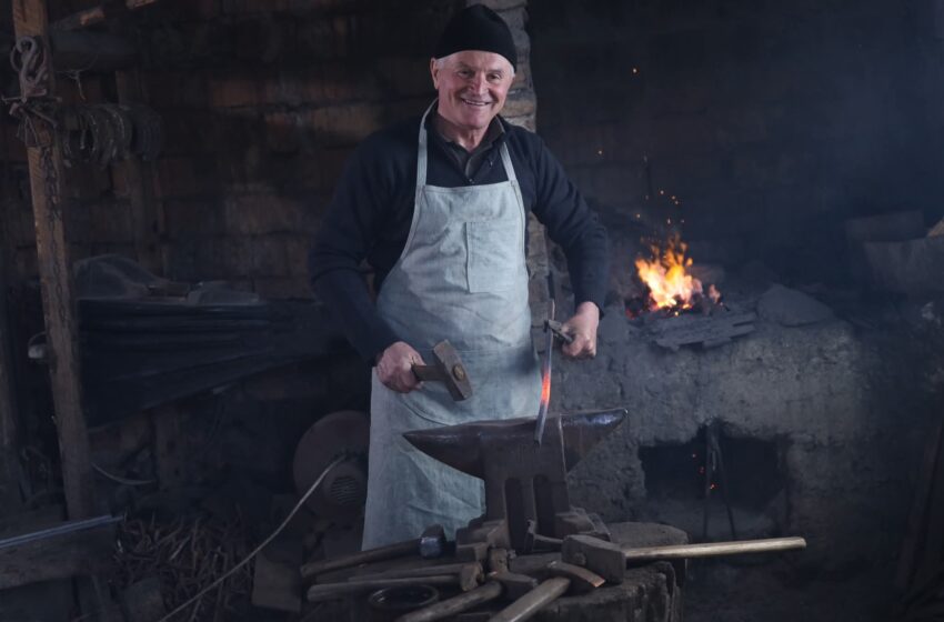  Meșterul fierar DUMITRU TRIF din Șieuț, este începând de astăzi, TEZAUR UMAN VIU al României. FOTO