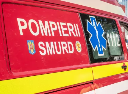  Autoturism într-un cap de pod la Livezile! Trei victime au ajuns la spital!