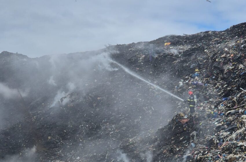  Pompierii se luptă în continuare pentru stingerea incendiului de la Tărpiu! FOTO/VIDEO