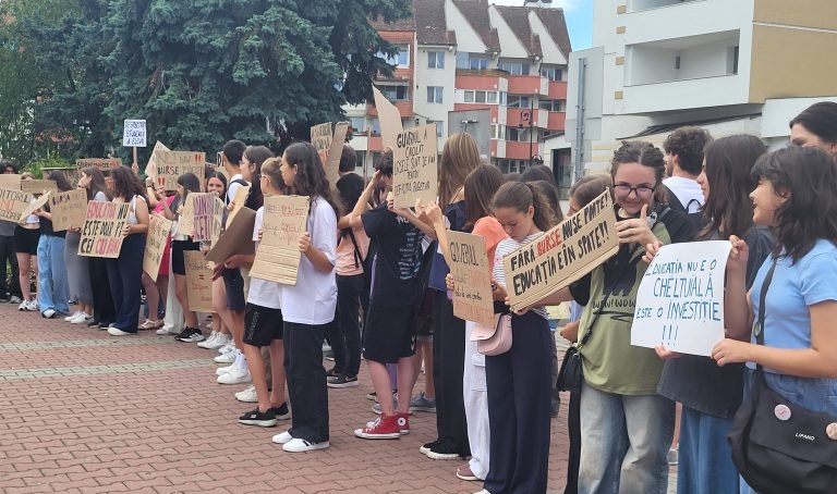  80 de elevi din județ, susținuți de câțiva părinți și cadre didactice de la Școala Gimnazială „Ștefan cel Mare”, au organizat un protest în fața Prefecturii. VIDEO