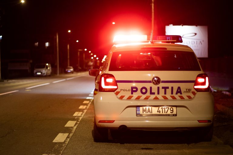  Băut bine, un tânăr din Maieru a adormit în mașină! Polițiștii i-au stricat somnul