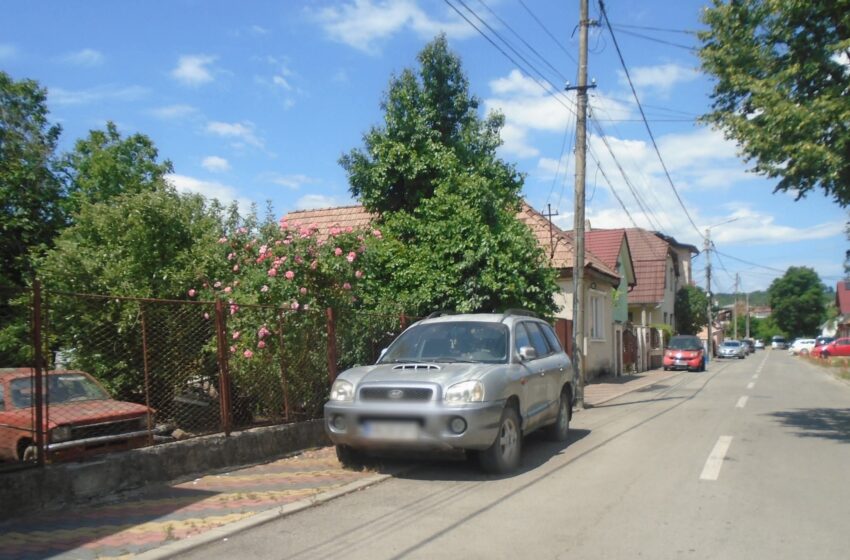  Poliția Locală ridică mașinile abandonate  care ocupă locurile de parcare. FOTO
