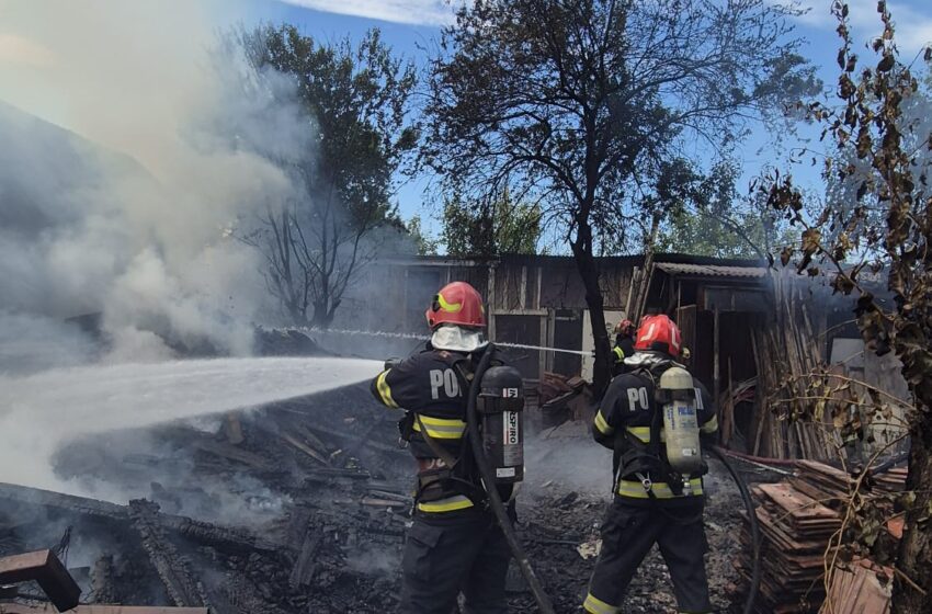  Incendiu la un grajd din Bața. FOTO