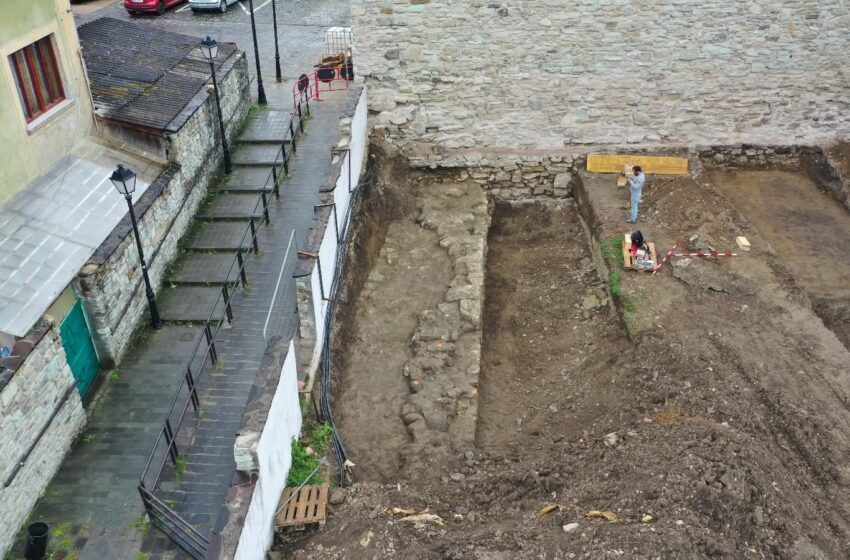  Cercetări arheologice efectuate la Turnul Dogarilor de specialiștii Muzeului Județean. FOTO