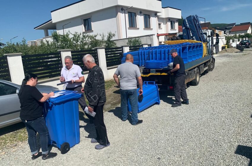  În perioada 14 – 18 IULIE 2025 continuă distribuția pubelelor albastre în Municipiul Bistrița! FOTO
