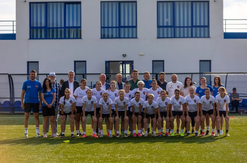  Călin Svoboda a sunat adunarea echipei de fotbal feminin a Gloriei Bistrița. Din lot fac parte 15 jucătoare