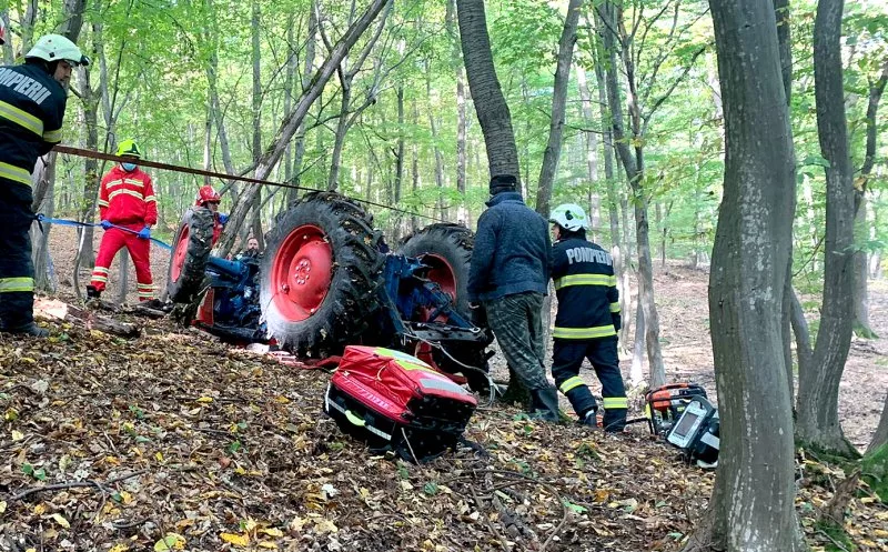  O persoană a murit după ce s-a răsturnat cu tractorul  între Teaca și Ocnița