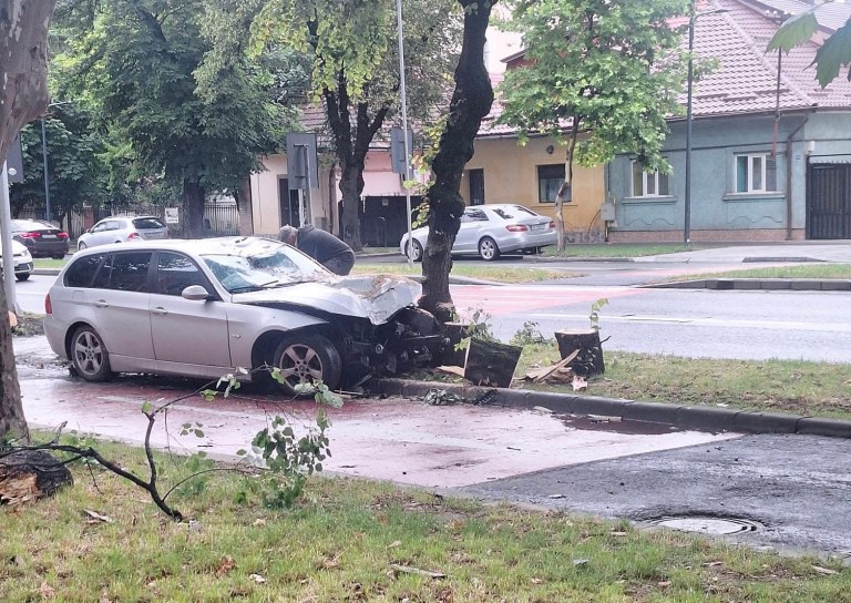  Un șofer a circulat pe banda de BUS din Bistrița și a intrat cu mașina într-un copac