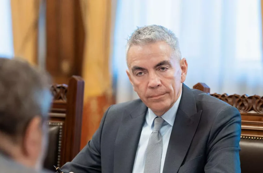  Companiile vicepremierului Anastasiu și-au asigurat protecția la ANAF: mită de peste 150.000 de euro plătită 8 ani la rând unui inspector pentru ca „totul să fie bine” / A fost condamnată doar funcționara mituită, în 2023 / Date din dosar