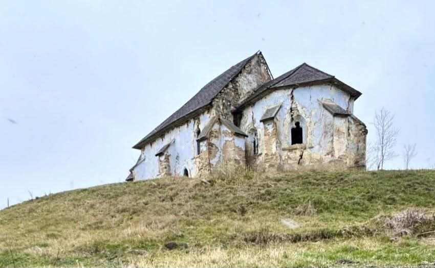  Ambulanța pentru monumente vrea să readucă la viață Biserica Albastră din Corvinești