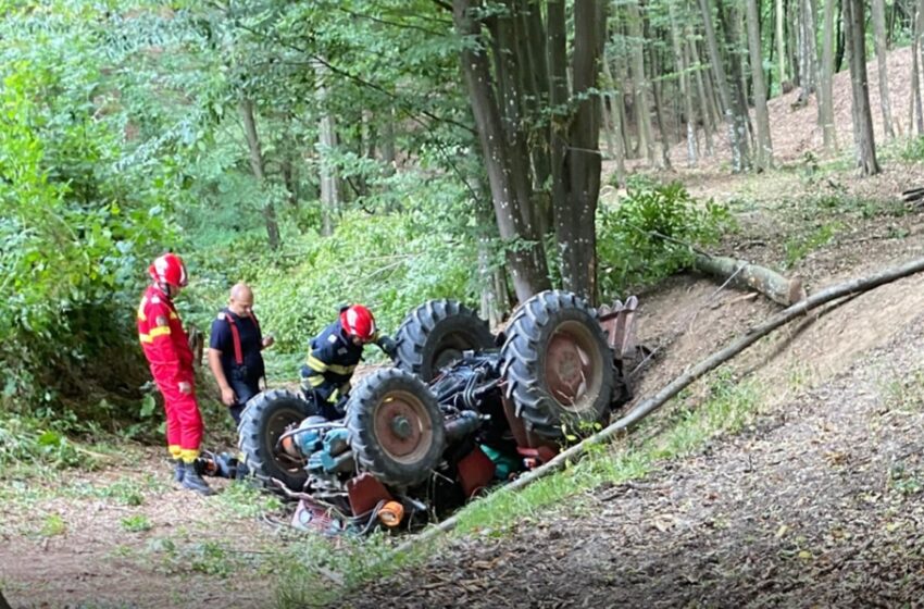  Un tractor s-a răsturnat peste o persoană la Lunca Ilvei