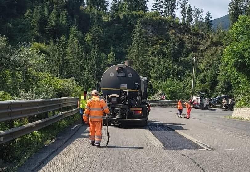  Lucrări de reparații pe Drumul Național 17, în zona Pasului Tihuța. FOTO