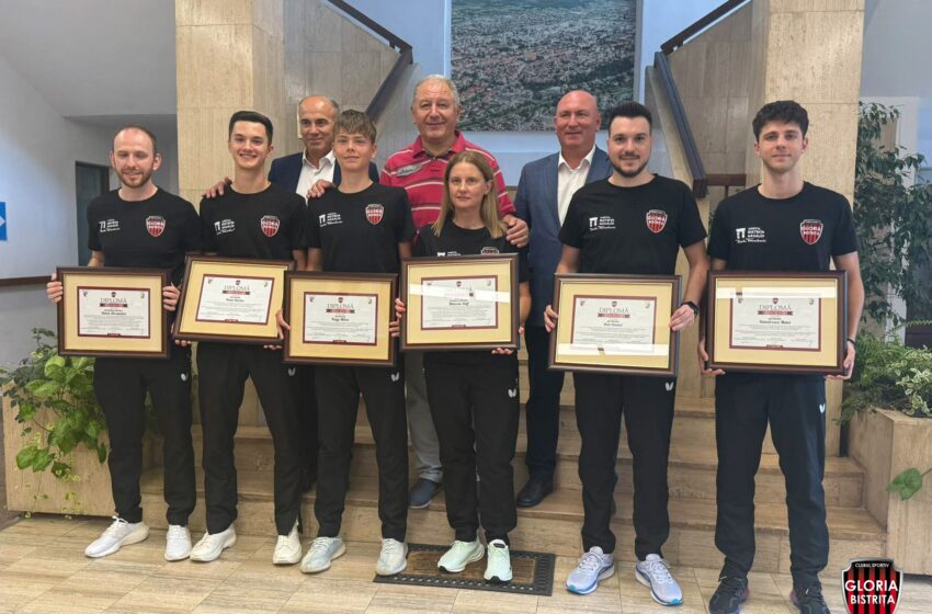  Echipa masculină de tenis de masă a Gloriei Bistrița, premiată de primarul Lazany și președintele Radu Moldovan