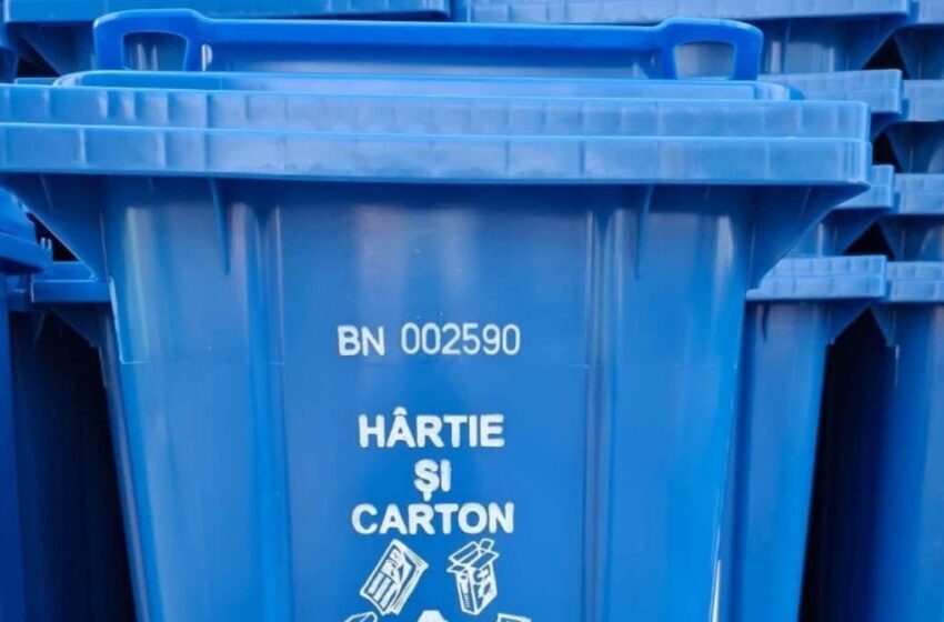  Luni, 18 august 2025, se colectează pubela albastră pentru deșeurile reciclabile din hârtie și carton din Comuna Budacu de Jos