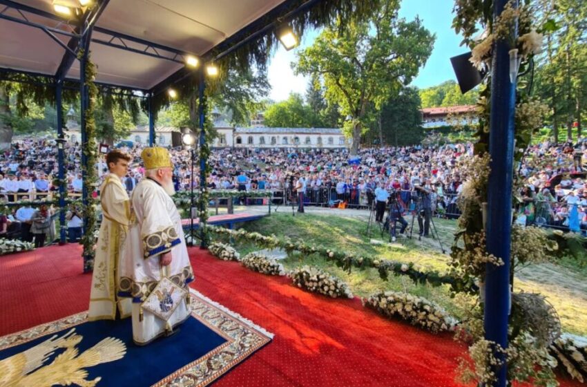  IPS Andrei, către pelerinii de la Nicula: Maica Vieții ne cheamă la pocăință și rugăciune pentru pace