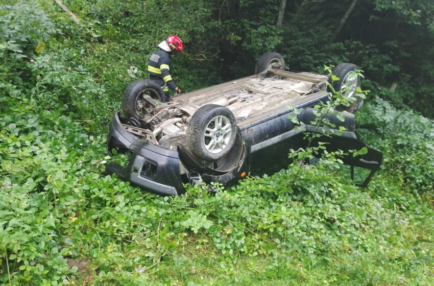  Accident la Bistrița Bârgăului. O mașină a căzut într-o râpă