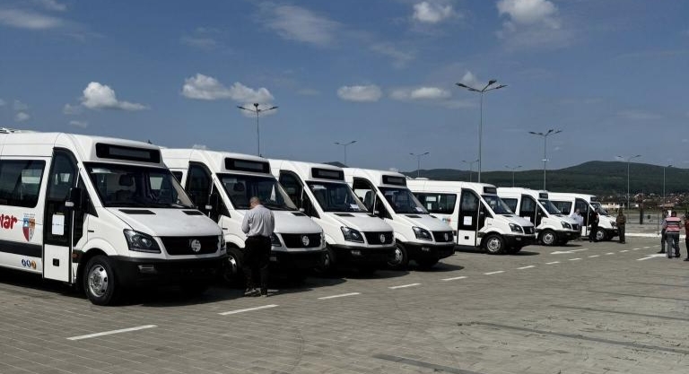  Consiliul Județean Bistrița-Năsăud: investiție în educație și mediu – 33 de microbuze electrice pentru elevi
