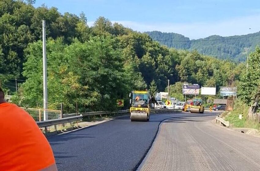  Lucrări de asfaltare pe DN 17, între Mureșenii Bârgăului și Piatra Fântânele. FOTO