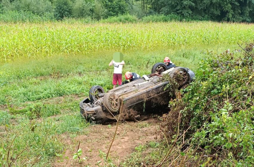  Accident la Salva. O mașină s-a răsturnat în afara drumului