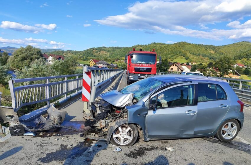  O mașină a intrat într-un cap de pod între Feldru și Ilva Mică