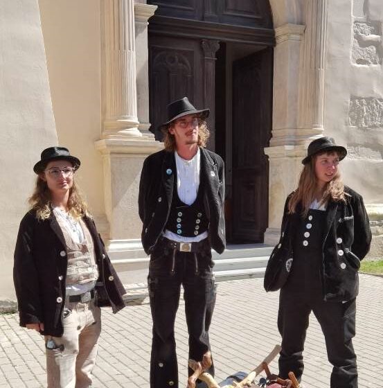  Povestea fascinantă a calfelor călătoare, meşteşugarii care se rup de familie şi prieteni trei ani şi poartă straie desprinse din Evul Mediu. VIDEO
