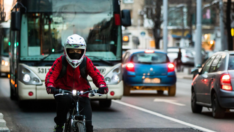  Orașul din Transilvania care introduce un program unic: Predai mașina veche, primești 5 ani transport gratuit sau două biciclete!