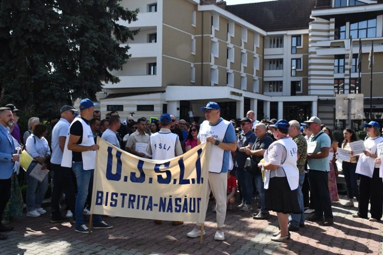  Aproximativ 100 de sindicaliști din învățământ au pichetat Instituția Prefectului Bistrița-Năsăud. FOTO