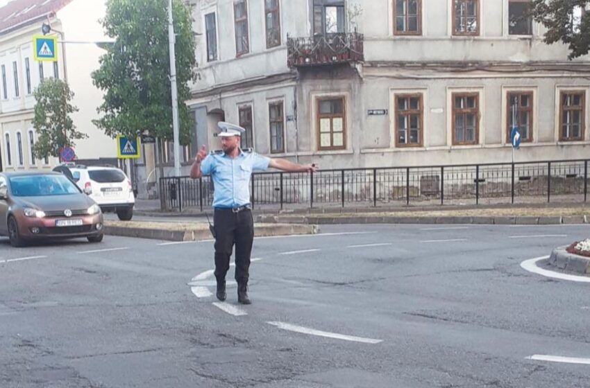  NU parcați pe avarii în fața școlilor! Risc şi pentru copii, încurcaţi şi circulaţia!
