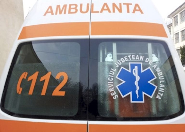  Accident pe o stradă din Bistrița. O fată de 15 ani a fost accidentată de o mașină