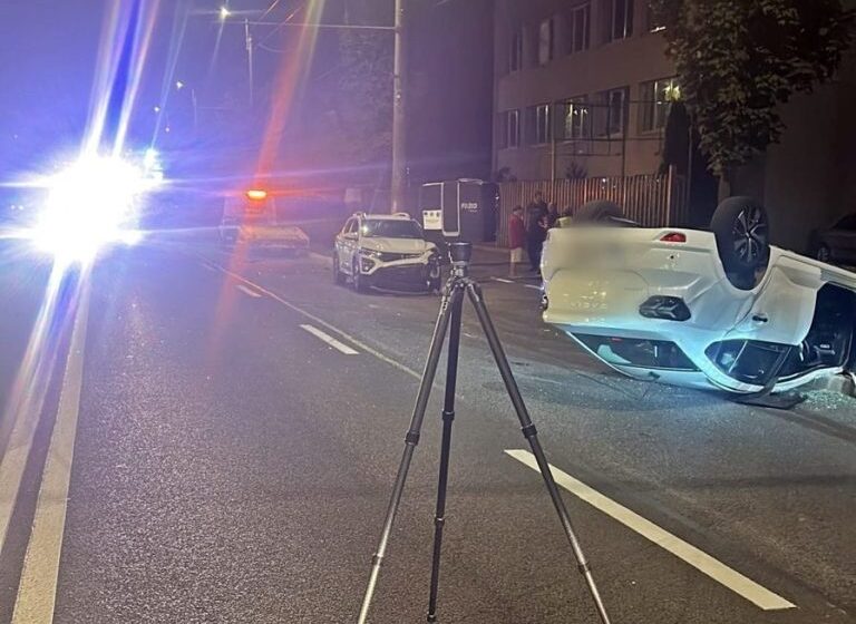  Tânăr din Bistrița-Năsăud rănit într-un accident la Cluj-Napoca: mașina s-a răsturnat pe carosabil