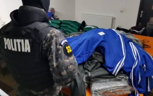  Haine de firmă FAKE, descoperite de polițiști la un bărbat din Dumitra