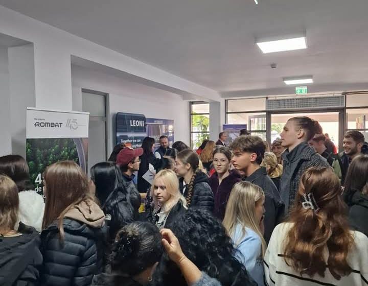  Peste 350 de participanți și 220 de posturi disponibile la bursa locurilor de muncă pentru absolvenți