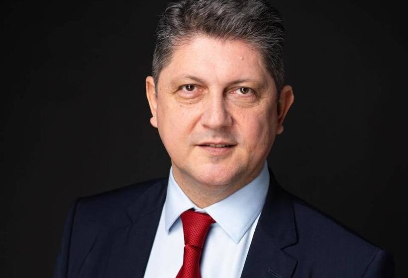  Senatorul PSD Titus Corlăţean și-a anunțat retragerea din cursa pentru șefia partidului: ” Partidul a devenit un spaţiu dominat de tranzacţii, frici şi calcule personale. Nu mai există curaj, dezbatere reală sau dorinţă de reformă”.