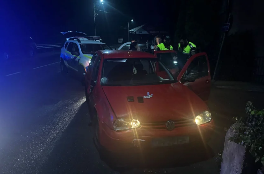  Urmărire spectaculoasă la Ilva Mică: doi tineri, opriți de polițiști după ce au intrat cu mașina într-un gard