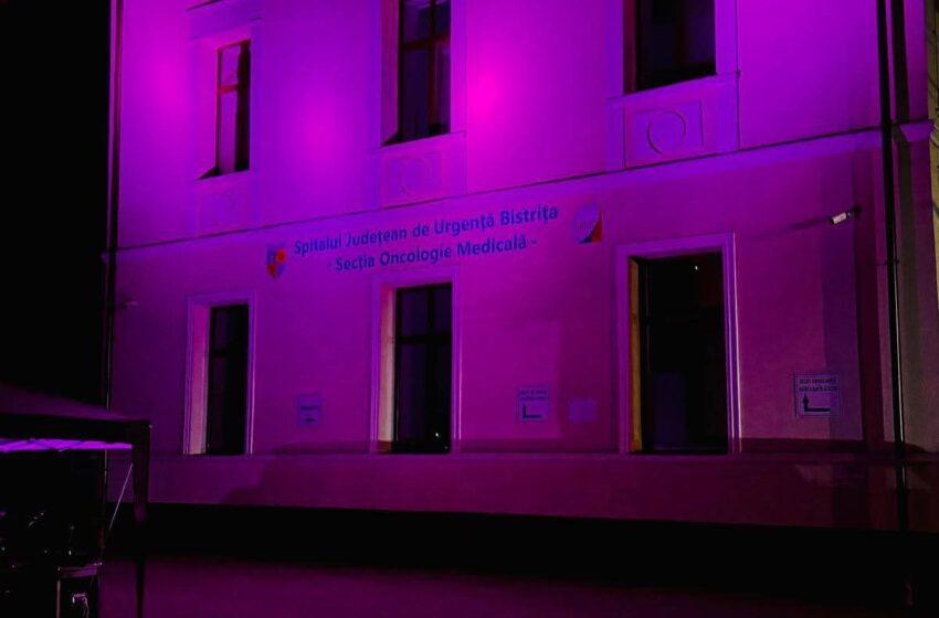  Clădirea Secției Oncologie medicală a SCJU Bistrița a fost iluminată seara trecută în roz, pentru a aduce în atenție lupta împotriva cancerului mamar