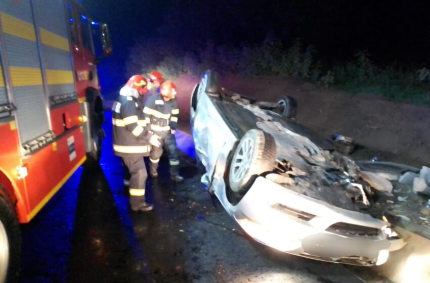  Autoturism răsturnat între Beclean și Nușeni. O victimă a ajuns la spital