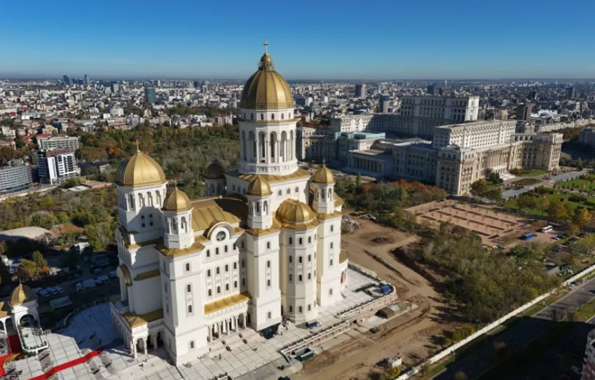  Zece mii de pelerini şi 2.500 de invitaţi oficiali, asteptaţi la slujba de sfinţire a picturii Catedralei Naţionale/ Cea mai mare biserică ortodoxă din lume a costat peste 200 de milioane de euro, iar lucrările au durat 15 ani